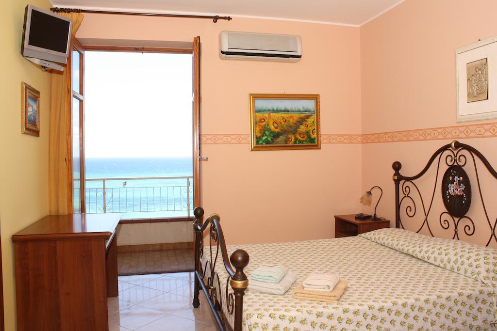 Bed and Breakfast Ondazzurra Piraino Habitación foto